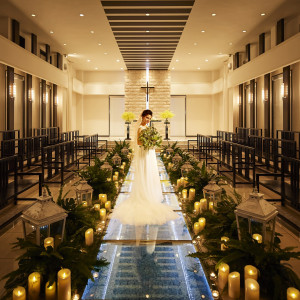 【マウルール/水の教会】ガラスのバージンロードが印象的。キャンドル演出や入場前の映像演出など多彩に利用できる。|ヴィラ・アンジェリカの写真(24591642)