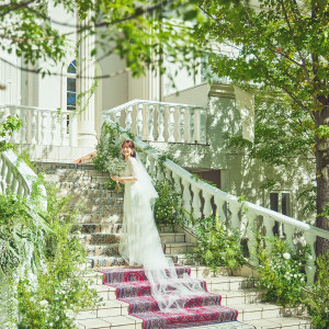 【フェリーチェ】ガーデンからチャペルへ続く大階段。長いベールがとても絵になる空間。|ヴィラ・アンジェリカの写真(34043339)