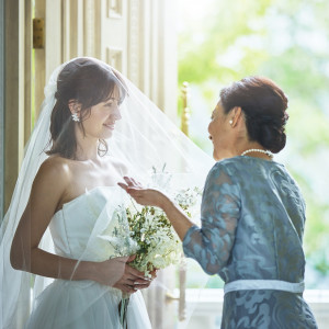入場前のワンシーン「ベールダウン」。お母さまからの花嫁の仕上げは感動的なシーンの一つ。|ヴィラ・アンジェリカの写真(33710891)