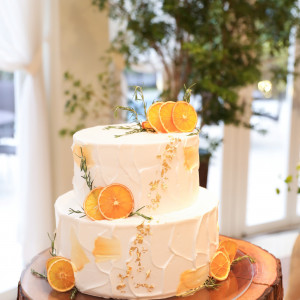 ビタミン系のカジュアルなオリジナルケーキ。メインコーディネートのグリーンとも雰囲気がぴったり♪|ヴィラ・アンジェリカの写真(39852095)