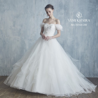 ユミ・カツラのAラインドレス。チュールが柔らかいイメージで優しい花嫁を演出してくれます。