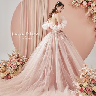 【Lulu Felice】淡いペールピンクに、繊細なグリッターが煌めく1着。ふわりとボリュームあるオフショルダーが、花嫁の顔まわりを柔らかく華やかに魅せてくれる。