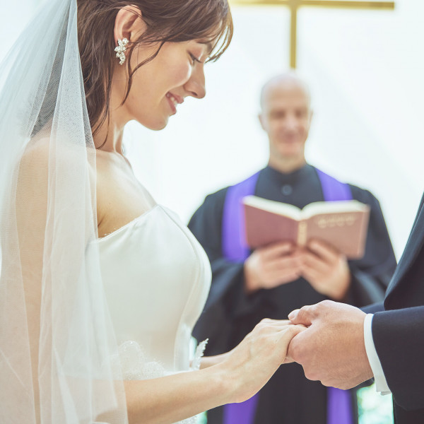 人生の節目に結婚式を。大切な方の前で誓いを立てることでふたりの新しい人生の一歩となります。