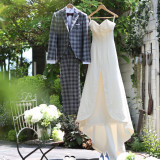門扉から続くゆるやかな坂道は、四季折々の花が咲き二人の結婚式をお祝いする。