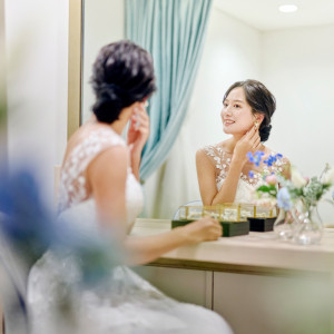ドレスに合わせたアクセサリーを身に着けて|LUMIAMORE（ルミアモーレ）の写真(50480986)