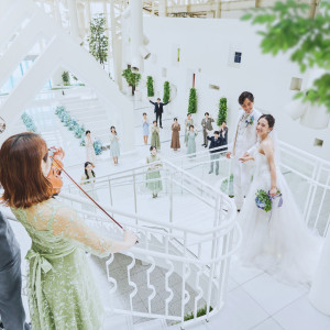 都内屈指の大階段からの入場が叶う挙式はピアノ、バイオリン、トランペットの生演奏が響き渡る感動を演出する。|ルミアモーレ（目黒雅叙園グループ）の写真(23749240)