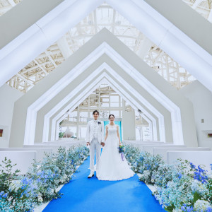 ロイヤルブルーのバージンロードとウオーターカーテンがウエディングドレスをより美しく魅せてくれる。|ルミアモーレ（目黒雅叙園グループ）の写真(23749232)