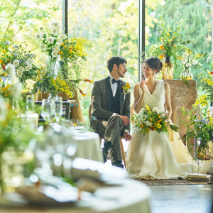 木のぬくもりを感じる心地いいインテリア*フラワーコーディネーターと0から創る、おふたりらしい会場に!|ブリーズレイ・プライベートテラスの写真(54705799)