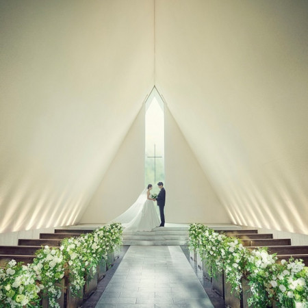 温かい雰囲気にウッディなチェアが並び優しい雰囲気漂うチャペル。フェザーシャワーが魅力！ゲストと距離が近くぬくもりに満ちた挙式が叶う