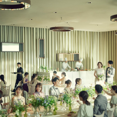 あえて白基調ではない大人カジュアルな空間でのパーティー