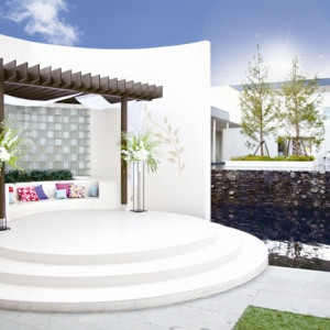 披露宴会場前のテラスにあるガゼボ。テラス演出や人前式の舞台として大活躍。|ブリーズレイ・プライベートテラスの写真(228690)