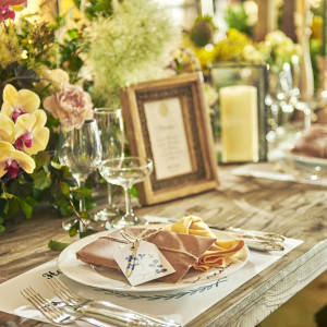 木のテーブルには手作りのランチョンマットをプレゼントしても♡|GARDEN WEDDING アルカディア小倉の写真(6236878)