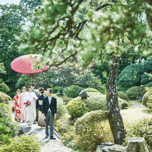 格式ある祝言をイメージさせる花嫁行列のセレモニー。歴史ある庭園を家族や大切な人とゆっくりと歩む|ART HOTEL NEW  TAGAWA(アートホテルニュータガワ)の写真(24443647)