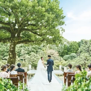 うららかな日差しに心がほどかれ、すっかりいつもの笑顔のふたりに。笑い声まで聞こえてきそう|ART HOTEL NEW  TAGAWA(アートホテルニュータガワ)の写真(24443720)