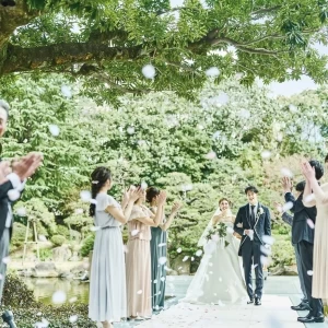 庭園で写真を撮影するのはもちろん、美景を背景にした挙式も人気。生涯忘れられない思い出になる|ART HOTEL NEW  TAGAWA(アートホテルニュータガワ)の写真(24443645)