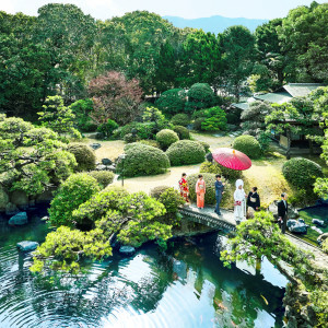 挙式の始まりは離れの日本有形文化財「翠水」から。日本の伝統を大切に受け受け継いだ家族の儀式は、心温まるシーンに。|ART HOTEL NEW  TAGAWA(アートホテルニュータガワ)の写真(25900937)