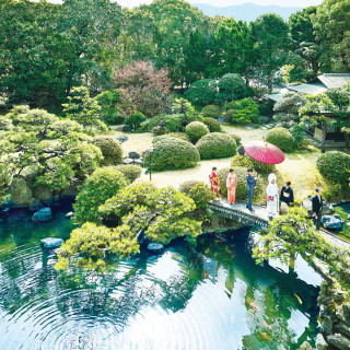 700坪を有する美しい日本庭園は、明治22年、当時の第一人者の宮大工棟梁と庭師を招聘し作庭