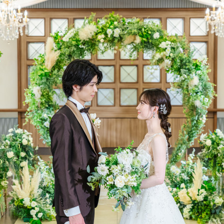 「今日、この目に映るのは、世界でいちばん大切な人。」
笑い合って、泣き合って、たどり着いたこの場所で。
ただ静かに見つめ合うふたりの姿に、会場中が心を奪われます。