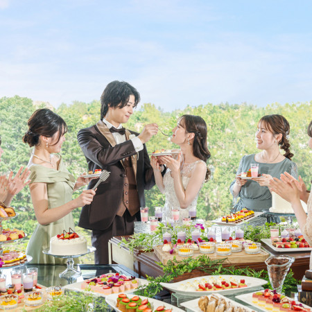 「幸せの味を、まずはひと口。」
初めての“あーん”は、少し照れて、でも嬉しくて。
ゲストも思わず笑顔になる、甘くてあたたかな時間です。