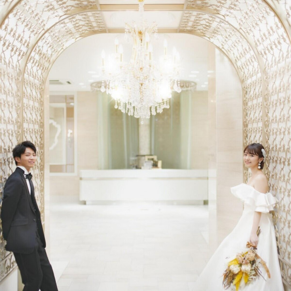 【ドレスが映えるチャペル】で映画のような写真を