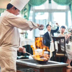 お料理の演出はダイナミックだからこそゲストの皆様の記憶に残るはず|アモーレヴォレ サンマルコの写真(7084555)