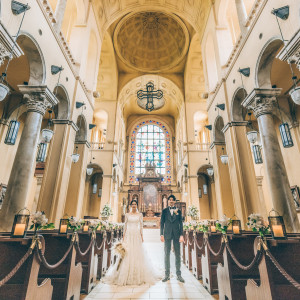 陽光を浴び輝くステンドグラスは海外の教会で長年愛されたアンティーク。本物だけが彩る空間で永遠の誓いを。|アモーレヴォレ サンマルコの写真(32817425)