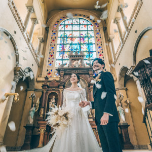 アンティークのステンドグラスから差し込む、あたたかな自然光に包まれる。|アモーレヴォレ サンマルコ/FIVESTAR WEDDINGの写真(40233319)