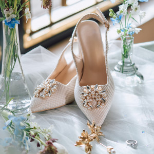 繊細な織り生地に、宝石のようなビジューを添えて。 あなたの特別な一日を足元から優雅に演出します。|アモーレヴォレ サンマルコ/FIVESTAR WEDDINGの写真(40165037)