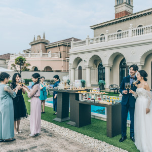 ゲストの皆様との乾杯タイムが開放感バッチリのガーデンで|アモーレヴォレ サンマルコ/FIVESTAR WEDDING	の写真(28420583)