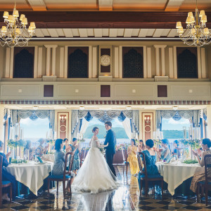 館内から見える景色は青空とオーシャンビューのみ。現実を忘れさせてくれる内装は結婚式一色に染まる。|アモーレヴォレ サンマルコの写真(31936440)