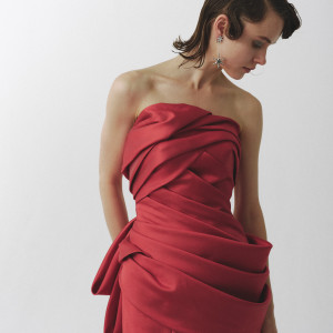 艶やかなレッドの色合い。リュクスな雰囲気がお好きな新婦様にピッタリなドレス。|アモーレヴォレ サンマルコの写真(20969783)