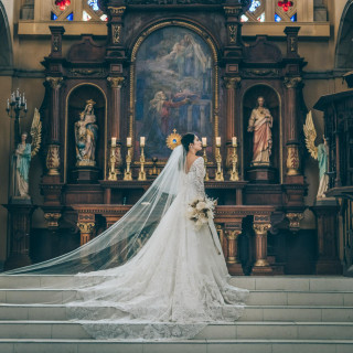 ロングトレーン・ロングベールが映える聖壇。