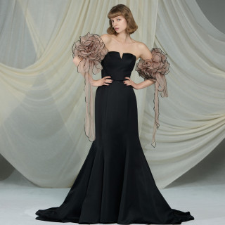 腕にボリュームのある装飾があることでマーメイドラインのドレスもより一層華やかに。