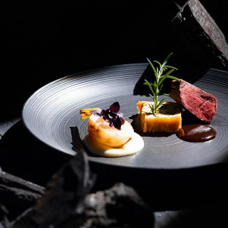 テーブルに運ばれてくるまるで絵画のような逸品。美術展のような感覚が味わえる。コース料理。