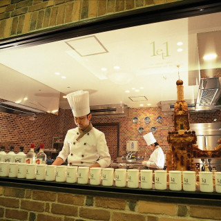 エントランスにはオープンタイプのケーキ工房が。パティシエの作業風景も楽しんでいただけます。