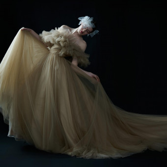 柔らかい生地のドレスは動きがあり可憐な印象に。