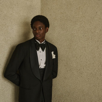 純白のウエディングドレス姿の花嫁様の隣はブラックタキシードでしっかりエスコート。