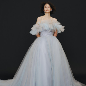 グレーだけでなくアクセントにベージュを重ね、絶妙なアイスブルーのニュアンスカラーに