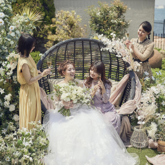 開放的な空間で自然と近くなるゲストとの距離感