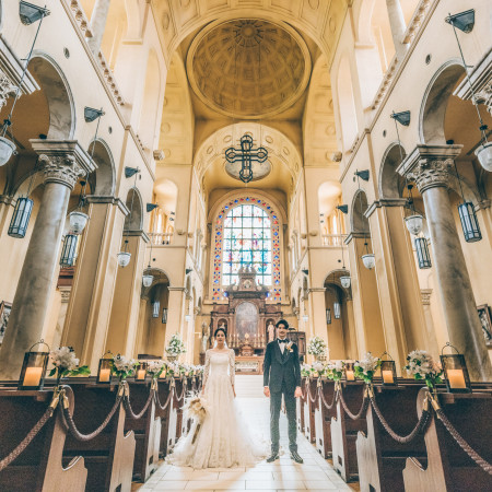 陽光を浴び輝くステンドグラスは海外の教会で長年愛されたアンティーク。本物だけが彩る空間で永遠の誓いを。