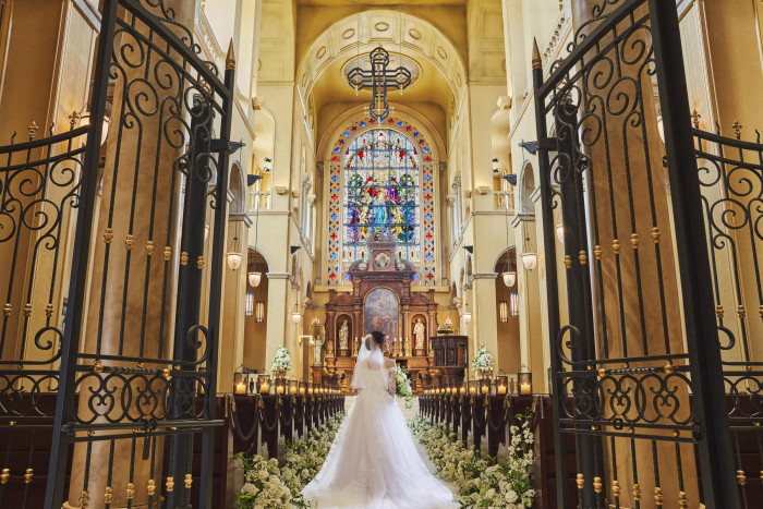 ウエディングドレスが映えるアンティークな大聖堂。バージンロードは全長23m!