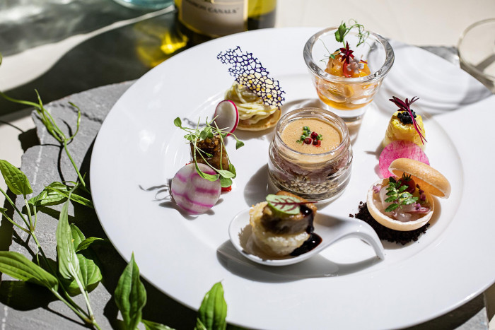 ビーガンキャビア・トリュフ・ビーガンフォアグラを盛り込んだ華やかな一皿目。