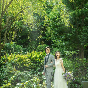 ガーデンの緑が心地よく、白いドレスが映える|響 風庭 赤坂の写真(3349140)