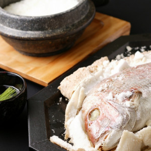 響のコンセプト「白ではじまり、白で結ぶ」はじめの白と食すは鯛の塩釜焼き。ハレの日|響 風庭 赤坂の写真(3348928)