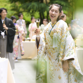 貸切庭園で緑の背景が和装をより輝かせてくれる