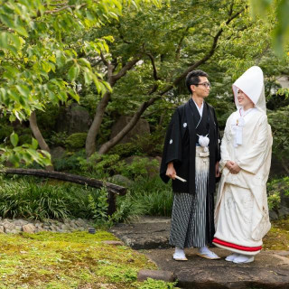 湯島天神の境内には樹齢70～80年の白加賀を中心に300本もの梅の木が彩ります