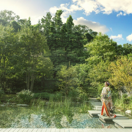 色づく緑と清らかな水を湛えた池の風景が、つかの間の癒しを届けてくれる。