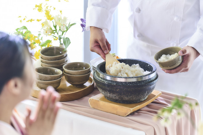 会場オープンキッチンより出来たてのお料理を目の前でご提供！