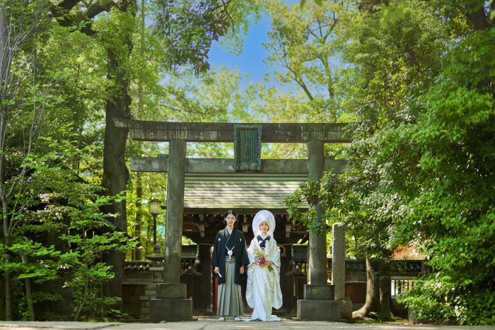 赤坂氷川神社など、由緒ある神社での挙式が可能。ご移動は送迎タクシー10台分プレゼント