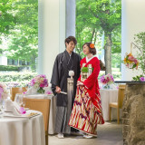 自然光が入り緑が映る披露宴会場は和装も映える★